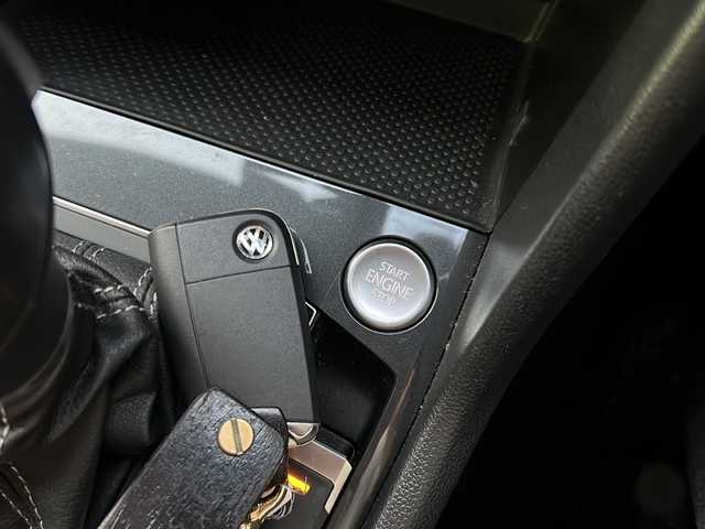 フォルクスワーゲン ティグアン TDI 4モーション Rライン ブラックスタイル 兵庫県 2018(平30)年 8.4万km ディープブラックパールエフェクト ワンオーナー/純正メーカーナビ/ Bluetooth/USB/AppleCarPlay/AndroidAuto/全方位カメラ/４WD/MTモード付AT/純正ビルトインETC2.0/電動リアゲート/ルーフレール/パワーシート（D席）/シートヒーター（D+N席）/シートメモリ/ヘッドアップディスプレイ/ブラインドスポットモニター/オートブレーキホールド/アイドリングストップ/アンチロック・ブレーキ・システム/レーンキープアシスト/パーキングアシスト/前後コーナーセンサー/横滑り防止装置/盗難防止装置/衝突被害軽減システム/パワーウィンドウ/パワーステアリング/純正フロアマット/純正アルミホイール/LEDヘッドライト/エアバッグ（W+サイド）/カーテンエアバッグ/スペアキー（1本）/保証書/取扱説明書