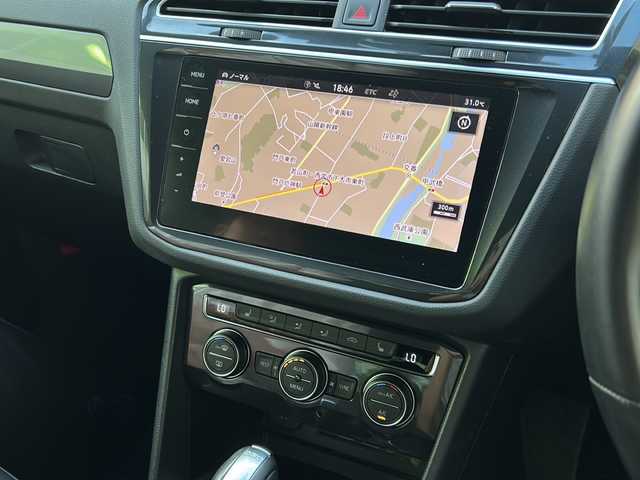 フォルクスワーゲン ティグアン TDI 4モーション Rライン ブラックスタイル 兵庫県 2018(平30)年 8.4万km ディープブラックパールエフェクト ワンオーナー/純正メーカーナビ/ Bluetooth/USB/AppleCarPlay/AndroidAuto/全方位カメラ/４WD/MTモード付AT/純正ビルトインETC2.0/電動リアゲート/ルーフレール/パワーシート（D席）/シートヒーター（D+N席）/シートメモリ/ヘッドアップディスプレイ/ブラインドスポットモニター/オートブレーキホールド/アイドリングストップ/アンチロック・ブレーキ・システム/レーンキープアシスト/パーキングアシスト/前後コーナーセンサー/横滑り防止装置/盗難防止装置/衝突被害軽減システム/パワーウィンドウ/パワーステアリング/純正フロアマット/純正アルミホイール/LEDヘッドライト/エアバッグ（W+サイド）/カーテンエアバッグ/スペアキー（1本）/保証書/取扱説明書