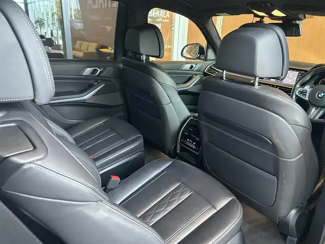 ＢＭＷ Ｘ７ xDrive35d Mスポーツ 宮城県 2020(令2)年 3.7万km ミネラルホワイト ウェルネスパッケージ/2列目コンフォートシート/スカイラウンジパノラマサンルーフ/harman/kardonサウンドシステム/アクティブクルーズコントロール/レーンチェンジウォーニング/レーンキープアシスト/ヘッドアップディスプレイ/iDriveナビゲーションシステム/フルセグTV/トップビューカメラ/レーザーライトLEDヘッドライト/ブラックレザーシート/シートベンチレーション/シートヒーター/メモリ機能付きパワーシート/純正22インチAW/ブルーブレーキキャリパー/コンフォートアクセス/パワーバックドア/ステアリングヒーター/ステアリングスイッチ/置くだけ充電機能/温冷機能付きカップホルダー