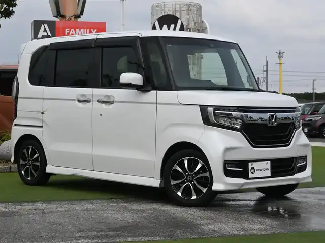 ホンダ Ｎ ＢＯＸ カスタム G L ホンダセンシング 千葉県 2018(平30)年 6万km プラチナホワイトパール ホンダセンシング/・衝突軽減ブレーキ（CMBS）/・車線維持支援システム（LKAS）/・アダプティブクルーズコントロール（ACC）/・後方誤発進抑制機能/・誤発進抑制機能/左パワースライドドア/右イージークローザードア/ハーフレザーシート/社外SDナビ/地デジTV/【DVD/CD再生機能　Bluetooth接続】/バックカメラ/ステアリングスイッチ/ETC/LEDヘッドライト/フォグライト/ウインカーミラー/純正14インチアルミホイル/サイド/カーテンエアバッグ/Honda スマートキー