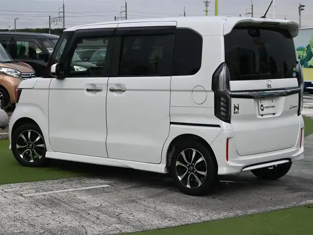 ホンダ Ｎ ＢＯＸ カスタム G L ホンダセンシング 千葉県 2018(平30)年 6万km プラチナホワイトパール ホンダセンシング/・衝突軽減ブレーキ（CMBS）/・車線維持支援システム（LKAS）/・アダプティブクルーズコントロール（ACC）/・後方誤発進抑制機能/・誤発進抑制機能/左パワースライドドア/右イージークローザードア/ハーフレザーシート/社外SDナビ/地デジTV/【DVD/CD再生機能　Bluetooth接続】/バックカメラ/ステアリングスイッチ/ETC/LEDヘッドライト/フォグライト/ウインカーミラー/純正14インチアルミホイル/サイド/カーテンエアバッグ/Honda スマートキー