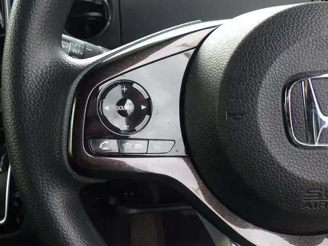 ホンダ Ｎ ＢＯＸ カスタム G L ホンダセンシング 千葉県 2018(平30)年 6万km プラチナホワイトパール ホンダセンシング/・衝突軽減ブレーキ（CMBS）/・車線維持支援システム（LKAS）/・アダプティブクルーズコントロール（ACC）/・後方誤発進抑制機能/・誤発進抑制機能/左パワースライドドア/右イージークローザードア/ハーフレザーシート/社外SDナビ/地デジTV/【DVD/CD再生機能　Bluetooth接続】/バックカメラ/ステアリングスイッチ/ETC/LEDヘッドライト/フォグライト/ウインカーミラー/純正14インチアルミホイル/サイド/カーテンエアバッグ/Honda スマートキー