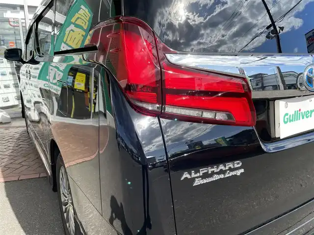 トヨタ アルファードハイブリット エグゼクティブ ラウンジ S 道央・札幌 2020(令2)年 1.9万km ブラック 登録時走行距離　18421km/　4　W　D　/純正メモリナビ(AM/FM/BT)/フルセグテレビ(走行中視聴可)/全方位モニター/ウィンカーミラー/ルーフカラーイルミネーション/キャプテンシート/クルーズコントロール(追従走行あり)/純正フリップダウンモニター/ドアバイザー/プッシュスタート/両側パワースライドドア/ビルトインETC/シートメモリ/ステアリングスイッチ/ステアリングヒーター/オートブレーキホールド/ルームミラーモニター/後席オットマン/キャプテンシート/コーナーセンサー/シートヒーター/フォグランプ/エンジンスターター