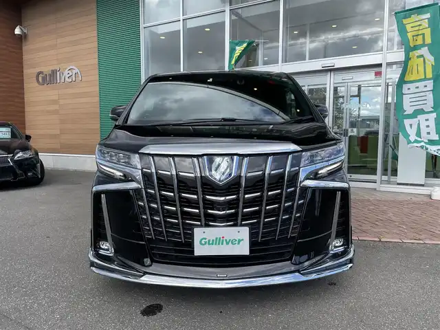 トヨタ アルファードハイブリット エグゼクティブ ラウンジ S 道央・札幌 2020(令2)年 1.9万km ブラック 登録時走行距離　18421km/　4　W　D　/純正メモリナビ(AM/FM/BT)/フルセグテレビ(走行中視聴可)/全方位モニター/ウィンカーミラー/ルーフカラーイルミネーション/キャプテンシート/クルーズコントロール(追従走行あり)/純正フリップダウンモニター/ドアバイザー/プッシュスタート/両側パワースライドドア/ビルトインETC/シートメモリ/ステアリングスイッチ/ステアリングヒーター/オートブレーキホールド/ルームミラーモニター/後席オットマン/キャプテンシート/コーナーセンサー/シートヒーター/フォグランプ/エンジンスターター