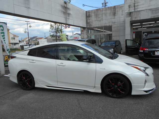 トヨタ プリウス S 愛知県 2016(平28)年 5.6万km ホワイトパールクリスタルシャイン トヨタセーフティセンス/PCSAHBLDA/レーダークルーズ/純正SDナビ・DVD/Bluetooth/フルセグテレビ/バックカメラ/ETC/純正ドライブレコーダー/モデリスタエアロ/wedsレオニス18インチアルミ/スマートキー２個/プッシュスタート