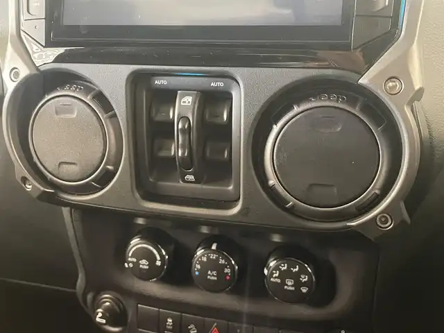 クライスラー・ジープ ジープ ラングラー アンリミテッド スポーツ 岡山県 2018(平30)年 6.4万km ブラック ＡＬＰＩＮＥ製ナビ（ＥＸ９Ｚ）/クルーズコントロール/フルセグ/Ｂｌｕｅｔｏｏｔｈ/ダウンヒルアシスト/純正マット/ＭＴモード付ＡＴ/ＥＴＣ/バックカメラ/純正ＡＷ/社外LEDバルブ/トランクマット/ESC