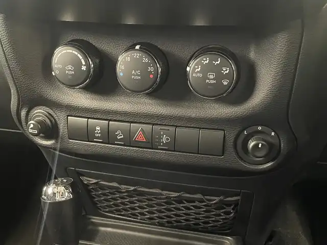 クライスラー・ジープ ジープ ラングラー アンリミテッド スポーツ 岡山県 2018(平30)年 6.4万km ブラック ＡＬＰＩＮＥ製ナビ（ＥＸ９Ｚ）/クルーズコントロール/フルセグ/Ｂｌｕｅｔｏｏｔｈ/ダウンヒルアシスト/純正マット/ＭＴモード付ＡＴ/ＥＴＣ/バックカメラ/純正ＡＷ/社外LEDバルブ/トランクマット/ESC