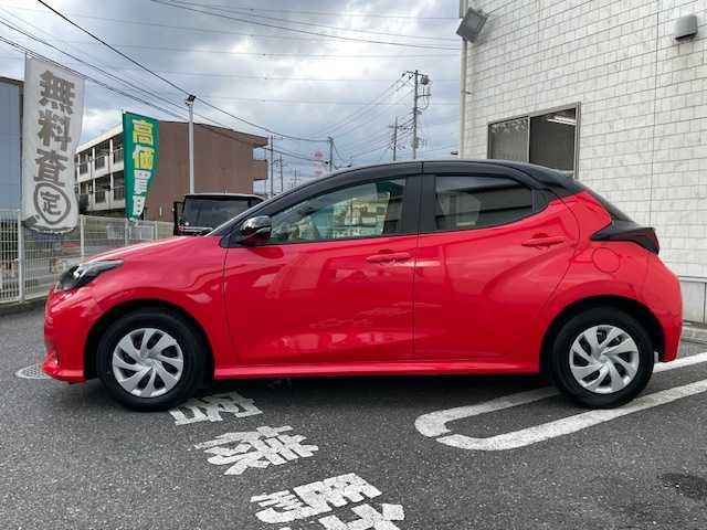 トヨタ ヤリス X 埼玉県 2023(令5)年 0.7万km ブラック/コーラルクリスタルシャイン ワンオーナー/Toyota Safety Sense/   ・プリクラッシュセーフティ/   ・レーンディパーチャーアラート/   ・ロードサインアシスト/   ・オートマチックハイビーム/   ・レーダークルーズコントロール/   ・先行車発進告知機能/純正T-Connectナビ/　DTV/BT/Apple CarPlay/バックカメラ/前後社外ドライブレコーダー（型式：TZ-DR210）/プッシュスタート/スマートキー/スペアキー×1/ビルトインETC/純正フロアマット