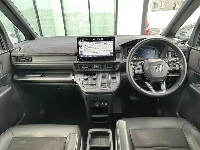 ホンダ ステップワゴン スパーダ eHEV プレミアムライン 香川県 2024(令6)年 1.4万km クリスタルブラックパール 純正11.4インチHonda CONNECTナビ/→フルセグ/CD/DVD/Bluetooth/USB/→Apple CarPlay/Android Auto/純正15.6インチリア席モニター/Honda SENSING/・マルチビューカメラシステム/・ACC（渋滞追従機能付アダプティブクルーズコントロール/・LKAS（車線維持支援システム）/・CMBS（衝突軽減ブレーキ）/・前後誤発進抑制機能/・ブラインドスポットインフォメーション/・アダプティブドライビングビーム/LEDオートライト/ハーフレザーシート/前席/二列目シートヒーター/オットマン/両側パワースライドドア/ハンズフリーアクセスパワーテールゲート/電子パーキング/オートブレーキホールド/革巻きステアリング/ハンドルリモコン/パドルシフト/純正17インチアルミ/純正フロアマット/アイドリングストップ/プッシュスタート/キーレス
