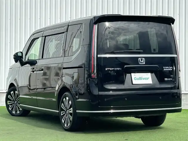 ホンダ ステップワゴン スパーダ eHEV プレミアムライン 香川県 2024(令6)年 1.4万km クリスタルブラックパール 純正11.4インチHonda CONNECTナビ/→フルセグ/CD/DVD/Bluetooth/USB/→Apple CarPlay/Android Auto/純正15.6インチリア席モニター/Honda SENSING/・マルチビューカメラシステム/・ACC（渋滞追従機能付アダプティブクルーズコントロール/・LKAS（車線維持支援システム）/・CMBS（衝突軽減ブレーキ）/・前後誤発進抑制機能/・ブラインドスポットインフォメーション/・アダプティブドライビングビーム/LEDオートライト/ハーフレザーシート/前席/二列目シートヒーター/オットマン/両側パワースライドドア/ハンズフリーアクセスパワーテールゲート/電子パーキング/オートブレーキホールド/革巻きステアリング/ハンドルリモコン/パドルシフト/純正17インチアルミ/純正フロアマット/アイドリングストップ/プッシュスタート/キーレス