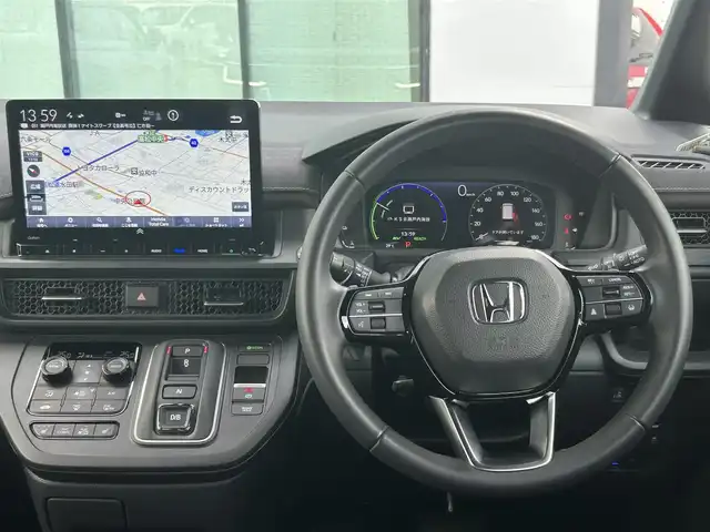 ホンダ ステップワゴン スパーダ eHEV プレミアムライン 香川県 2024(令6)年 1.4万km クリスタルブラックパール 純正11.4インチHonda CONNECTナビ/→フルセグ/CD/DVD/Bluetooth/USB/→Apple CarPlay/Android Auto/純正15.6インチリア席モニター/Honda SENSING/・マルチビューカメラシステム/・ACC（渋滞追従機能付アダプティブクルーズコントロール/・LKAS（車線維持支援システム）/・CMBS（衝突軽減ブレーキ）/・前後誤発進抑制機能/・ブラインドスポットインフォメーション/・アダプティブドライビングビーム/LEDオートライト/ハーフレザーシート/前席/二列目シートヒーター/オットマン/両側パワースライドドア/ハンズフリーアクセスパワーテールゲート/電子パーキング/オートブレーキホールド/革巻きステアリング/ハンドルリモコン/パドルシフト/純正17インチアルミ/純正フロアマット/アイドリングストップ/プッシュスタート/キーレス