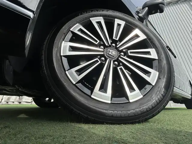 ホンダ ステップワゴン スパーダ eHEV プレミアムライン 香川県 2024(令6)年 1.4万km クリスタルブラックパール 純正11.4インチHonda CONNECTナビ/→フルセグ/CD/DVD/Bluetooth/USB/→Apple CarPlay/Android Auto/純正15.6インチリア席モニター/Honda SENSING/・マルチビューカメラシステム/・ACC（渋滞追従機能付アダプティブクルーズコントロール/・LKAS（車線維持支援システム）/・CMBS（衝突軽減ブレーキ）/・前後誤発進抑制機能/・ブラインドスポットインフォメーション/・アダプティブドライビングビーム/LEDオートライト/ハーフレザーシート/前席/二列目シートヒーター/オットマン/両側パワースライドドア/ハンズフリーアクセスパワーテールゲート/電子パーキング/オートブレーキホールド/革巻きステアリング/ハンドルリモコン/パドルシフト/純正17インチアルミ/純正フロアマット/アイドリングストップ/プッシュスタート/キーレス