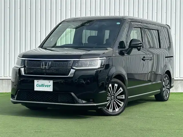 ホンダ ステップワゴン スパーダ eHEV プレミアムライン 香川県 2024(令6)年 1.4万km クリスタルブラックパール 純正11.4インチHonda CONNECTナビ/→フルセグ/CD/DVD/Bluetooth/USB/→Apple CarPlay/Android Auto/純正15.6インチリア席モニター/Honda SENSING/・マルチビューカメラシステム/・ACC（渋滞追従機能付アダプティブクルーズコントロール/・LKAS（車線維持支援システム）/・CMBS（衝突軽減ブレーキ）/・前後誤発進抑制機能/・ブラインドスポットインフォメーション/・アダプティブドライビングビーム/LEDオートライト/ハーフレザーシート/前席/二列目シートヒーター/オットマン/両側パワースライドドア/ハンズフリーアクセスパワーテールゲート/電子パーキング/オートブレーキホールド/革巻きステアリング/ハンドルリモコン/パドルシフト/純正17インチアルミ/純正フロアマット/アイドリングストップ/プッシュスタート/キーレス