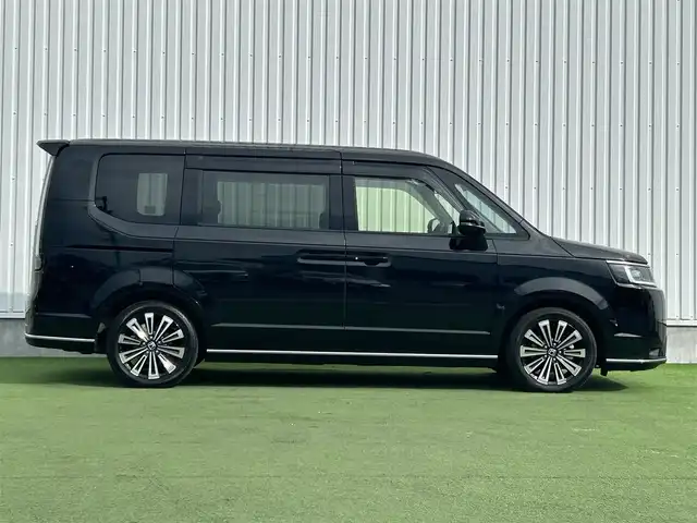 ホンダ ステップワゴン スパーダ eHEV プレミアムライン 香川県 2024(令6)年 1.4万km クリスタルブラックパール 純正11.4インチHonda CONNECTナビ/→フルセグ/CD/DVD/Bluetooth/USB/→Apple CarPlay/Android Auto/純正15.6インチリア席モニター/Honda SENSING/・マルチビューカメラシステム/・ACC（渋滞追従機能付アダプティブクルーズコントロール/・LKAS（車線維持支援システム）/・CMBS（衝突軽減ブレーキ）/・前後誤発進抑制機能/・ブラインドスポットインフォメーション/・アダプティブドライビングビーム/LEDオートライト/ハーフレザーシート/前席/二列目シートヒーター/オットマン/両側パワースライドドア/ハンズフリーアクセスパワーテールゲート/電子パーキング/オートブレーキホールド/革巻きステアリング/ハンドルリモコン/パドルシフト/純正17インチアルミ/純正フロアマット/アイドリングストップ/プッシュスタート/キーレス