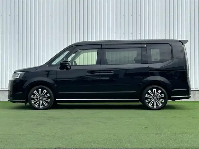 ホンダ ステップワゴン スパーダ eHEV プレミアムライン 香川県 2024(令6)年 1.4万km クリスタルブラックパール 純正11.4インチHonda CONNECTナビ/→フルセグ/CD/DVD/Bluetooth/USB/→Apple CarPlay/Android Auto/純正15.6インチリア席モニター/Honda SENSING/・マルチビューカメラシステム/・ACC（渋滞追従機能付アダプティブクルーズコントロール/・LKAS（車線維持支援システム）/・CMBS（衝突軽減ブレーキ）/・前後誤発進抑制機能/・ブラインドスポットインフォメーション/・アダプティブドライビングビーム/LEDオートライト/ハーフレザーシート/前席/二列目シートヒーター/オットマン/両側パワースライドドア/ハンズフリーアクセスパワーテールゲート/電子パーキング/オートブレーキホールド/革巻きステアリング/ハンドルリモコン/パドルシフト/純正17インチアルミ/純正フロアマット/アイドリングストップ/プッシュスタート/キーレス