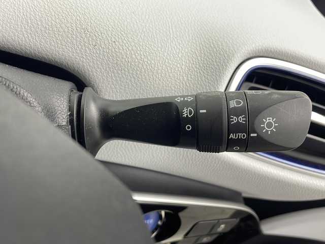 トヨタ プリウス S ツーリングセレクション 三重県 2016(平28)年 6万km ホワイトパールクリスタルシャイン 禁煙車/純正ナビ/・フルセグ/Bluetooth/CD/DVD/AM/FM/モデリスタエアロ/レーダークルーズコントロール/バックカメラ/前席シートヒーター/オートハイビーム/LＥＤフォグ/プリクラッシュセーフティ/レーンキープアシスト/革巻ステアリング/プッシュスタート/スマートキー/ドライブレコーダー/ウィンカーミラー/電動格納ミラー/純正17インチＡＷ