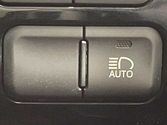 トヨタ プリウス S ツーリングセレクション 大阪府 2016(平28)年 6万km ホワイトパールクリスタルシャイン 禁煙車/モデリスタエアロ/トヨタセーフティーセンス/　・プリクラッシュセーフティ/　・レーダークルーズコントロール/　・レーンディパーチャーアラート/　・オートマチックハイビーム/純正ナビ/　（Bluetooth/CD/DVD）/フルセグTV/バックカメラ/合皮シート/シートヒーター/LEDヘッドライト/オートライト/フォグランプ/純正17インチアルミホイール/純正フロアマット/コーナーセンサー/スマートキー/ETC