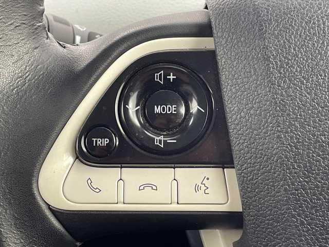 トヨタ プリウス S ツーリングセレクション 大阪府 2016(平28)年 6万km ホワイトパールクリスタルシャイン 禁煙車/モデリスタエアロ/トヨタセーフティーセンス/　・プリクラッシュセーフティ/　・レーダークルーズコントロール/　・レーンディパーチャーアラート/　・オートマチックハイビーム/純正ナビ/　（Bluetooth/CD/DVD）/フルセグTV/バックカメラ/合皮シート/シートヒーター/LEDヘッドライト/オートライト/フォグランプ/純正17インチアルミホイール/純正フロアマット/コーナーセンサー/スマートキー/ETC