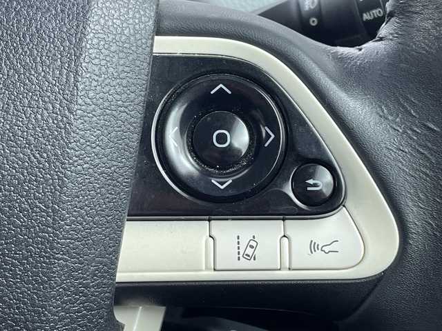 トヨタ プリウス S ツーリングセレクション 大阪府 2016(平28)年 6万km ホワイトパールクリスタルシャイン 禁煙車/モデリスタエアロ/トヨタセーフティーセンス/　・プリクラッシュセーフティ/　・レーダークルーズコントロール/　・レーンディパーチャーアラート/　・オートマチックハイビーム/純正ナビ/　（Bluetooth/CD/DVD）/フルセグTV/バックカメラ/合皮シート/シートヒーター/LEDヘッドライト/オートライト/フォグランプ/純正17インチアルミホイール/純正フロアマット/コーナーセンサー/スマートキー/ETC