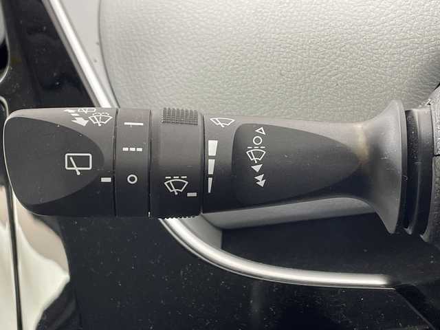 トヨタ プリウス S ツーリングセレクション 大阪府 2016(平28)年 6万km ホワイトパールクリスタルシャイン 禁煙車/モデリスタエアロ/トヨタセーフティーセンス/　・プリクラッシュセーフティ/　・レーダークルーズコントロール/　・レーンディパーチャーアラート/　・オートマチックハイビーム/純正ナビ/　（Bluetooth/CD/DVD）/フルセグTV/バックカメラ/合皮シート/シートヒーター/LEDヘッドライト/オートライト/フォグランプ/純正17インチアルミホイール/純正フロアマット/コーナーセンサー/スマートキー/ETC