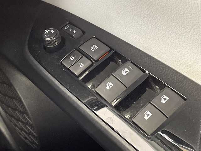 トヨタ プリウス S ツーリングセレクション 大阪府 2016(平28)年 6万km ホワイトパールクリスタルシャイン 禁煙車/モデリスタエアロ/トヨタセーフティーセンス/　・プリクラッシュセーフティ/　・レーダークルーズコントロール/　・レーンディパーチャーアラート/　・オートマチックハイビーム/純正ナビ/　（Bluetooth/CD/DVD）/フルセグTV/バックカメラ/合皮シート/シートヒーター/LEDヘッドライト/オートライト/フォグランプ/純正17インチアルミホイール/純正フロアマット/コーナーセンサー/スマートキー/ETC