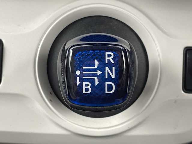 トヨタ プリウス S ツーリングセレクション 大阪府 2016(平28)年 6万km ホワイトパールクリスタルシャイン 禁煙車/モデリスタエアロ/トヨタセーフティーセンス/　・プリクラッシュセーフティ/　・レーダークルーズコントロール/　・レーンディパーチャーアラート/　・オートマチックハイビーム/純正ナビ/　（Bluetooth/CD/DVD）/フルセグTV/バックカメラ/合皮シート/シートヒーター/LEDヘッドライト/オートライト/フォグランプ/純正17インチアルミホイール/純正フロアマット/コーナーセンサー/スマートキー/ETC