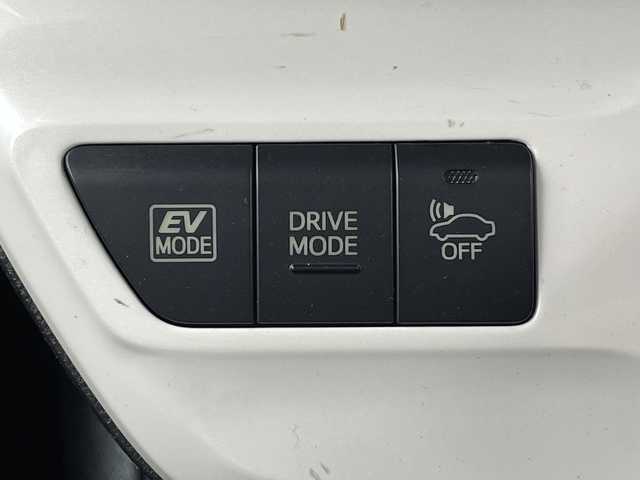 トヨタ プリウス S ツーリングセレクション 大阪府 2016(平28)年 6万km ホワイトパールクリスタルシャイン 禁煙車/モデリスタエアロ/トヨタセーフティーセンス/　・プリクラッシュセーフティ/　・レーダークルーズコントロール/　・レーンディパーチャーアラート/　・オートマチックハイビーム/純正ナビ/　（Bluetooth/CD/DVD）/フルセグTV/バックカメラ/合皮シート/シートヒーター/LEDヘッドライト/オートライト/フォグランプ/純正17インチアルミホイール/純正フロアマット/コーナーセンサー/スマートキー/ETC