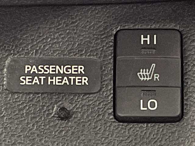 トヨタ プリウス S ツーリングセレクション 大阪府 2016(平28)年 6万km ホワイトパールクリスタルシャイン 禁煙車/モデリスタエアロ/トヨタセーフティーセンス/　・プリクラッシュセーフティ/　・レーダークルーズコントロール/　・レーンディパーチャーアラート/　・オートマチックハイビーム/純正ナビ/　（Bluetooth/CD/DVD）/フルセグTV/バックカメラ/合皮シート/シートヒーター/LEDヘッドライト/オートライト/フォグランプ/純正17インチアルミホイール/純正フロアマット/コーナーセンサー/スマートキー/ETC