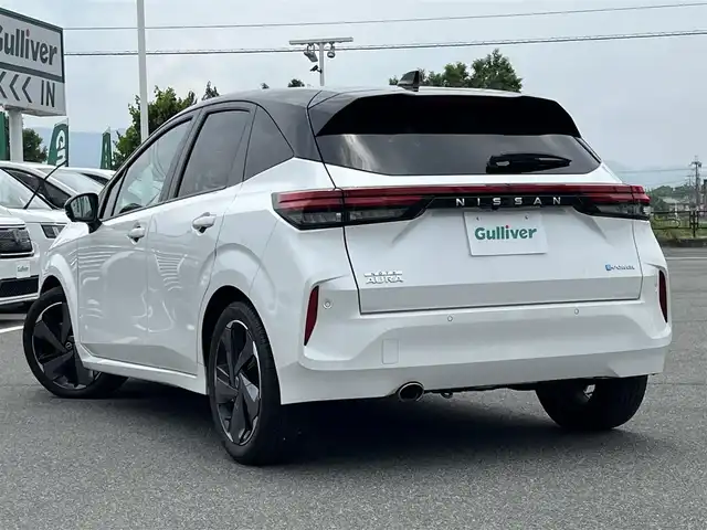 日産 オーラ G レザーエディション 奈良県 2022(令4)年 2.7万km ピュアホワイトパール / スーパーブラック 2トーン 社外ナビ　/フルセグ　/ＤＶＤ　/Ｂｌｕｅｔｏｏｔｈ　/全方位カメラ　/ＥＴＣ　/前後ドライブレコーダー　/レザーシート　/社外フロアマット　/純正アルミホイール　/オートLEDライト/衝突被害軽減ブレーキ　/W+サイド+カーテンエアバッグ/保証書