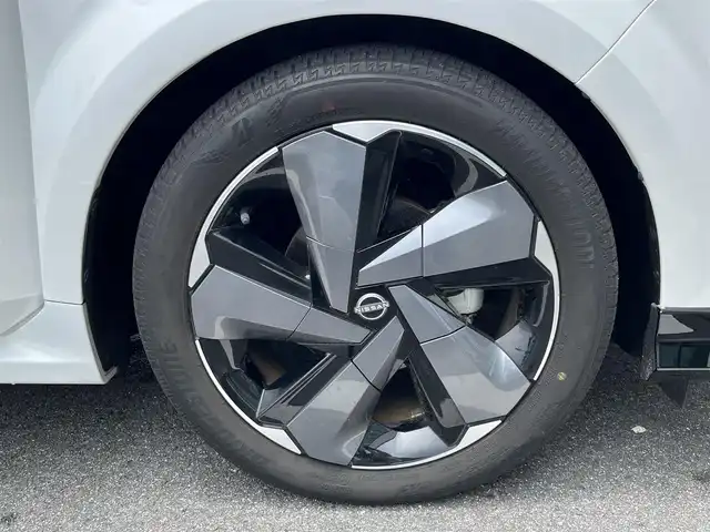 日産 オーラ G レザーエディション 奈良県 2022(令4)年 2.7万km ピュアホワイトパール / スーパーブラック 2トーン 社外ナビ　/フルセグ　/ＤＶＤ　/Ｂｌｕｅｔｏｏｔｈ　/全方位カメラ　/ＥＴＣ　/前後ドライブレコーダー　/レザーシート　/社外フロアマット　/純正アルミホイール　/オートLEDライト/衝突被害軽減ブレーキ　/W+サイド+カーテンエアバッグ/保証書