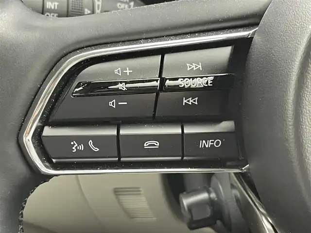 マツダ ＣＸ－６０ XD HV エクスクルーシブモダン 千葉県 2022(令4)年 2.1万km ロジウムホワイトプレミアムメタリック スマートブレーキサポート/・前方検知機能/・右直事故回避アシスト機能/・前進時左右接近物検知機能/・交差点事故回避アシスト機能/・後退時検知機能/・後退時左右接近物検知機能/・降車支援機能付きブラインドスポットモニタリング/・レーンキープアシストシステム/・緊急時車線維持支援/・接近車両検知（前側方／後側方）/純正12.3型センターディスプレイ/・AM/FMラジオ/・BOSEサウンドシステム（12スピーカー）/・Apple CarPlay/・Android Auto/・地デジチューナー/4WD ヒルディセントコントロール/ホワイトレザーシート/・運転席助手席パワーシート/・シートヒーター / エアーシート/パワーバックドア/スマートキー