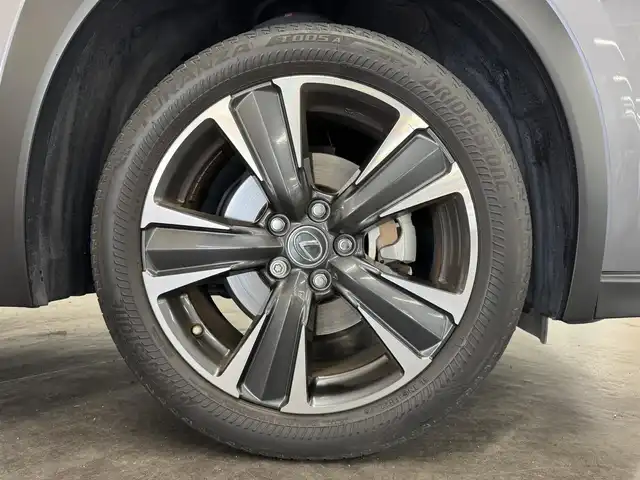 レクサス ＵＸ 250h バージョンL 三重県 2021(令3)年 6.2万km マーキュリーグレーマイカ ハイブリッド/FF/MTモード付フロアCVT/純正 10.3型ナビ/（AM/FM/CD/DVD/Blu-ray/SD/SDREC/USB/Bluetooth/Miracast/AUX/フルセグTV）/【OP】パノラミックビューモニター/ドライブレコーダー 前方/ビルトインETC2.0/LEXUS Safety System＋/●プリクラッシュセーフティ/●レーントレーシングアシスト/●レーダークルコン（全車速追従機能付）/●アダプティブハイビームシステム/●ロードサインアシスト/・【OP】ブラインドスポットモニター＋パーキングサポートブレーキ（静止物＆後方接近車両）/・先行車発進告知機能/・【OP】ITS Conncect/装備/・3眼LEDヘッドライト/・ハンズフリーパワーバックドア/・本革シート（内装色：オーカー）/・シートヒーター＆ベンチレーション（D/N）/・ステアリングヒーター/・パワーシート（Dメモリー・電動ランバーサポート付8way/N8way）/・雨滴感応式ワイパー/・USB充電ジャックx2/・タイヤ空気圧警告表示［TPWS］/・純正18inAW＋ランフラットタイヤ/・保/取/ナビ取/・スマートキーx2&カードキーx1/など