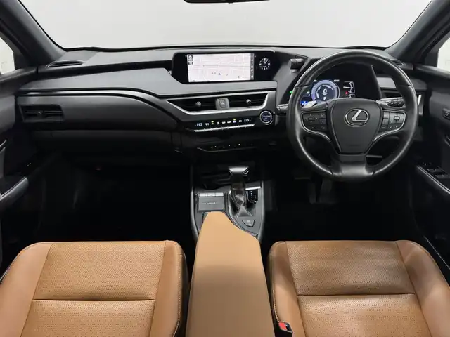 レクサス ＵＸ 250h バージョンL 三重県 2021(令3)年 6.2万km マーキュリーグレーマイカ ハイブリッド/FF/MTモード付フロアCVT/純正 10.3型ナビ/（AM/FM/CD/DVD/Blu-ray/SD/SDREC/USB/Bluetooth/Miracast/AUX/フルセグTV）/【OP】パノラミックビューモニター/ドライブレコーダー 前方/ビルトインETC2.0/LEXUS Safety System＋/●プリクラッシュセーフティ/●レーントレーシングアシスト/●レーダークルコン（全車速追従機能付）/●アダプティブハイビームシステム/●ロードサインアシスト/・【OP】ブラインドスポットモニター＋パーキングサポートブレーキ（静止物＆後方接近車両）/・先行車発進告知機能/・【OP】ITS Conncect/装備/・3眼LEDヘッドライト/・ハンズフリーパワーバックドア/・本革シート（内装色：オーカー）/・シートヒーター＆ベンチレーション（D/N）/・ステアリングヒーター/・パワーシート（Dメモリー・電動ランバーサポート付8way/N8way）/・雨滴感応式ワイパー/・USB充電ジャックx2/・タイヤ空気圧警告表示［TPWS］/・純正18inAW＋ランフラットタイヤ/・保/取/ナビ取/・スマートキーx2&カードキーx1/など