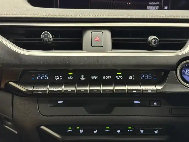 レクサス ＵＸ 250h バージョンL 三重県 2021(令3)年 6.2万km マーキュリーグレーマイカ ハイブリッド/FF/MTモード付フロアCVT/純正 10.3型ナビ/（AM/FM/CD/DVD/Blu-ray/SD/SDREC/USB/Bluetooth/Miracast/AUX/フルセグTV）/【OP】パノラミックビューモニター/ドライブレコーダー 前方/ビルトインETC2.0/LEXUS Safety System＋/●プリクラッシュセーフティ/●レーントレーシングアシスト/●レーダークルコン（全車速追従機能付）/●アダプティブハイビームシステム/●ロードサインアシスト/・【OP】ブラインドスポットモニター＋パーキングサポートブレーキ（静止物＆後方接近車両）/・先行車発進告知機能/・【OP】ITS Conncect/装備/・3眼LEDヘッドライト/・ハンズフリーパワーバックドア/・本革シート（内装色：オーカー）/・シートヒーター＆ベンチレーション（D/N）/・ステアリングヒーター/・パワーシート（Dメモリー・電動ランバーサポート付8way/N8way）/・雨滴感応式ワイパー/・USB充電ジャックx2/・タイヤ空気圧警告表示［TPWS］/・純正18inAW＋ランフラットタイヤ/・保/取/ナビ取/・スマートキーx2&カードキーx1/など