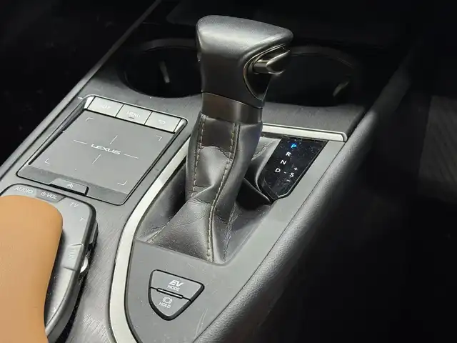 レクサス ＵＸ 250h バージョンL 三重県 2021(令3)年 6.2万km マーキュリーグレーマイカ ハイブリッド/FF/MTモード付フロアCVT/純正 10.3型ナビ/（AM/FM/CD/DVD/Blu-ray/SD/SDREC/USB/Bluetooth/Miracast/AUX/フルセグTV）/【OP】パノラミックビューモニター/ドライブレコーダー 前方/ビルトインETC2.0/LEXUS Safety System＋/●プリクラッシュセーフティ/●レーントレーシングアシスト/●レーダークルコン（全車速追従機能付）/●アダプティブハイビームシステム/●ロードサインアシスト/・【OP】ブラインドスポットモニター＋パーキングサポートブレーキ（静止物＆後方接近車両）/・先行車発進告知機能/・【OP】ITS Conncect/装備/・3眼LEDヘッドライト/・ハンズフリーパワーバックドア/・本革シート（内装色：オーカー）/・シートヒーター＆ベンチレーション（D/N）/・ステアリングヒーター/・パワーシート（Dメモリー・電動ランバーサポート付8way/N8way）/・雨滴感応式ワイパー/・USB充電ジャックx2/・タイヤ空気圧警告表示［TPWS］/・純正18inAW＋ランフラットタイヤ/・保/取/ナビ取/・スマートキーx2&カードキーx1/など