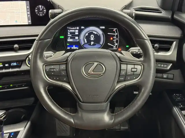 レクサス ＵＸ 250h バージョンL 三重県 2021(令3)年 6.2万km マーキュリーグレーマイカ ハイブリッド/FF/MTモード付フロアCVT/純正 10.3型ナビ/（AM/FM/CD/DVD/Blu-ray/SD/SDREC/USB/Bluetooth/Miracast/AUX/フルセグTV）/【OP】パノラミックビューモニター/ドライブレコーダー 前方/ビルトインETC2.0/LEXUS Safety System＋/●プリクラッシュセーフティ/●レーントレーシングアシスト/●レーダークルコン（全車速追従機能付）/●アダプティブハイビームシステム/●ロードサインアシスト/・【OP】ブラインドスポットモニター＋パーキングサポートブレーキ（静止物＆後方接近車両）/・先行車発進告知機能/・【OP】ITS Conncect/装備/・3眼LEDヘッドライト/・ハンズフリーパワーバックドア/・本革シート（内装色：オーカー）/・シートヒーター＆ベンチレーション（D/N）/・ステアリングヒーター/・パワーシート（Dメモリー・電動ランバーサポート付8way/N8way）/・雨滴感応式ワイパー/・USB充電ジャックx2/・タイヤ空気圧警告表示［TPWS］/・純正18inAW＋ランフラットタイヤ/・保/取/ナビ取/・スマートキーx2&カードキーx1/など