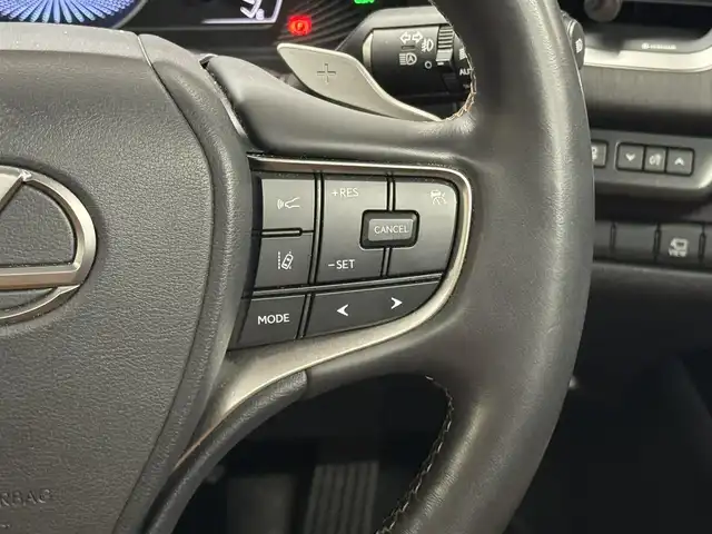 レクサス ＵＸ 250h バージョンL 三重県 2021(令3)年 6.2万km マーキュリーグレーマイカ ハイブリッド/FF/MTモード付フロアCVT/純正 10.3型ナビ/（AM/FM/CD/DVD/Blu-ray/SD/SDREC/USB/Bluetooth/Miracast/AUX/フルセグTV）/【OP】パノラミックビューモニター/ドライブレコーダー 前方/ビルトインETC2.0/LEXUS Safety System＋/●プリクラッシュセーフティ/●レーントレーシングアシスト/●レーダークルコン（全車速追従機能付）/●アダプティブハイビームシステム/●ロードサインアシスト/・【OP】ブラインドスポットモニター＋パーキングサポートブレーキ（静止物＆後方接近車両）/・先行車発進告知機能/・【OP】ITS Conncect/装備/・3眼LEDヘッドライト/・ハンズフリーパワーバックドア/・本革シート（内装色：オーカー）/・シートヒーター＆ベンチレーション（D/N）/・ステアリングヒーター/・パワーシート（Dメモリー・電動ランバーサポート付8way/N8way）/・雨滴感応式ワイパー/・USB充電ジャックx2/・タイヤ空気圧警告表示［TPWS］/・純正18inAW＋ランフラットタイヤ/・保/取/ナビ取/・スマートキーx2&カードキーx1/など