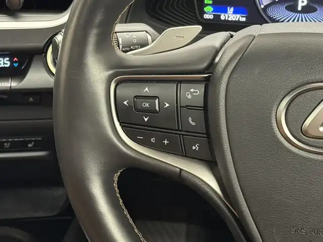 レクサス ＵＸ 250h バージョンL 三重県 2021(令3)年 6.2万km マーキュリーグレーマイカ ハイブリッド/FF/MTモード付フロアCVT/純正 10.3型ナビ/（AM/FM/CD/DVD/Blu-ray/SD/SDREC/USB/Bluetooth/Miracast/AUX/フルセグTV）/【OP】パノラミックビューモニター/ドライブレコーダー 前方/ビルトインETC2.0/LEXUS Safety System＋/●プリクラッシュセーフティ/●レーントレーシングアシスト/●レーダークルコン（全車速追従機能付）/●アダプティブハイビームシステム/●ロードサインアシスト/・【OP】ブラインドスポットモニター＋パーキングサポートブレーキ（静止物＆後方接近車両）/・先行車発進告知機能/・【OP】ITS Conncect/装備/・3眼LEDヘッドライト/・ハンズフリーパワーバックドア/・本革シート（内装色：オーカー）/・シートヒーター＆ベンチレーション（D/N）/・ステアリングヒーター/・パワーシート（Dメモリー・電動ランバーサポート付8way/N8way）/・雨滴感応式ワイパー/・USB充電ジャックx2/・タイヤ空気圧警告表示［TPWS］/・純正18inAW＋ランフラットタイヤ/・保/取/ナビ取/・スマートキーx2&カードキーx1/など