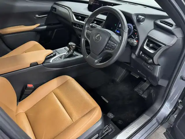 レクサス ＵＸ 250h バージョンL 三重県 2021(令3)年 6.2万km マーキュリーグレーマイカ ハイブリッド/FF/MTモード付フロアCVT/純正 10.3型ナビ/（AM/FM/CD/DVD/Blu-ray/SD/SDREC/USB/Bluetooth/Miracast/AUX/フルセグTV）/【OP】パノラミックビューモニター/ドライブレコーダー 前方/ビルトインETC2.0/LEXUS Safety System＋/●プリクラッシュセーフティ/●レーントレーシングアシスト/●レーダークルコン（全車速追従機能付）/●アダプティブハイビームシステム/●ロードサインアシスト/・【OP】ブラインドスポットモニター＋パーキングサポートブレーキ（静止物＆後方接近車両）/・先行車発進告知機能/・【OP】ITS Conncect/装備/・3眼LEDヘッドライト/・ハンズフリーパワーバックドア/・本革シート（内装色：オーカー）/・シートヒーター＆ベンチレーション（D/N）/・ステアリングヒーター/・パワーシート（Dメモリー・電動ランバーサポート付8way/N8way）/・雨滴感応式ワイパー/・USB充電ジャックx2/・タイヤ空気圧警告表示［TPWS］/・純正18inAW＋ランフラットタイヤ/・保/取/ナビ取/・スマートキーx2&カードキーx1/など
