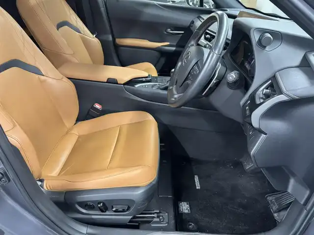 レクサス ＵＸ 250h バージョンL 三重県 2021(令3)年 6.2万km マーキュリーグレーマイカ ハイブリッド/FF/MTモード付フロアCVT/純正 10.3型ナビ/（AM/FM/CD/DVD/Blu-ray/SD/SDREC/USB/Bluetooth/Miracast/AUX/フルセグTV）/【OP】パノラミックビューモニター/ドライブレコーダー 前方/ビルトインETC2.0/LEXUS Safety System＋/●プリクラッシュセーフティ/●レーントレーシングアシスト/●レーダークルコン（全車速追従機能付）/●アダプティブハイビームシステム/●ロードサインアシスト/・【OP】ブラインドスポットモニター＋パーキングサポートブレーキ（静止物＆後方接近車両）/・先行車発進告知機能/・【OP】ITS Conncect/装備/・3眼LEDヘッドライト/・ハンズフリーパワーバックドア/・本革シート（内装色：オーカー）/・シートヒーター＆ベンチレーション（D/N）/・ステアリングヒーター/・パワーシート（Dメモリー・電動ランバーサポート付8way/N8way）/・雨滴感応式ワイパー/・USB充電ジャックx2/・タイヤ空気圧警告表示［TPWS］/・純正18inAW＋ランフラットタイヤ/・保/取/ナビ取/・スマートキーx2&カードキーx1/など