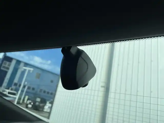 ホンダ インサイト EX・ブラックスタイル 熊本県 2020(令2)年 7.1万km プラチナホワイトパール 純正ナビ/・AM/FM/CD/DVD/BT/・フルセグTV/バックカメラ/CMBS（衝突被害軽減ブレーキ）/先行車検知/・発信お知らせ/路外逸脱抑制/レーンキープアシスト/ブライドスポットシステム/標識認識機能/ドライバー注意力モニター/前後パーキングセンサーシステム/レーダークルーズコントロール/・追従走行機能/・操舵支援機能/横滑り防止装置/ビルトインETC2.0/前後純正ドライブレコーダー/ハーフレザーシート/・D/Nパワーシート/・D/Nシートヒーター/純正ステアリング/・ステアリングスイッチ/・パドルシフト/電動格納ミラー/・ミラーヒーター/LEDヘッドライト/・オートライト/・フォグランプ/純正フロアマット/純正18インチAW/プッシュスタート/・スマートキー/・スペアキー