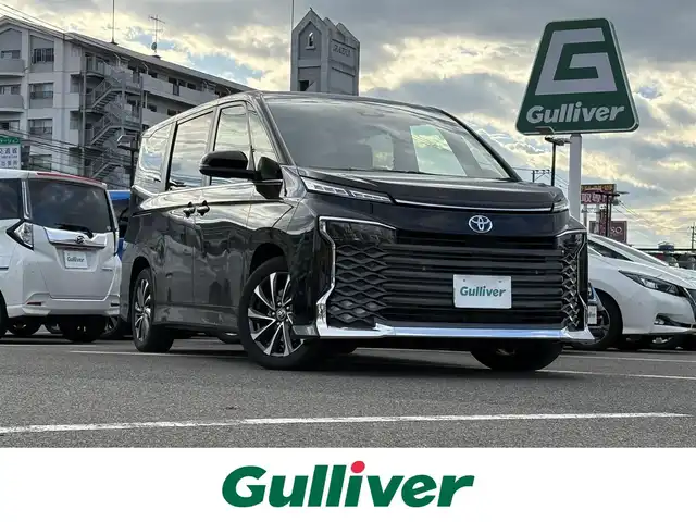 トヨタ ヴォクシー ハイブリッド S－Z 大分県 2025(令7)年 0.2万km アティチュードブラックマイカ ・純正ナビ(CD/DVD/BT/USB)/・フリップダウンモニター/・バックカメラ/・フルセグテレビ/・プリクラッシュセーフティ/・コーナーセンサー/・AC100V/・オートハイビーム/・シートヒーター/・ブレーキホールド/・ステアリングリモコン/・スマートキー/・プッシュスタート