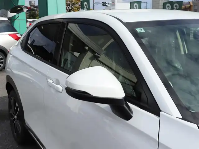 ホンダ ヴェゼル ハイブリッド e:HEV Z 神奈川県 2025(令7)年 0.1千km プラチナホワイトパール ワンオーナー/Honda SENSING/ブラインドスポットインフォメーション/アダプティブドライビングビーム(ADB)/後退出庫サポート/Honda CONNECTディスプレー＋ETC2.0車載器＋ワイヤレス充電器/運転席助手席シートヒーター/ハンズフリーアクセスパワーテールゲート(予約クローズ機能付)/LEDシーケンシャルターンシグナルランプ/マルチビューカメラシステム＋プレミアムオーディオ/18インチアルミホイール/コンビシート/本革巻きステアリング/保証書/取説、ナビ説/スペアスマートキー
