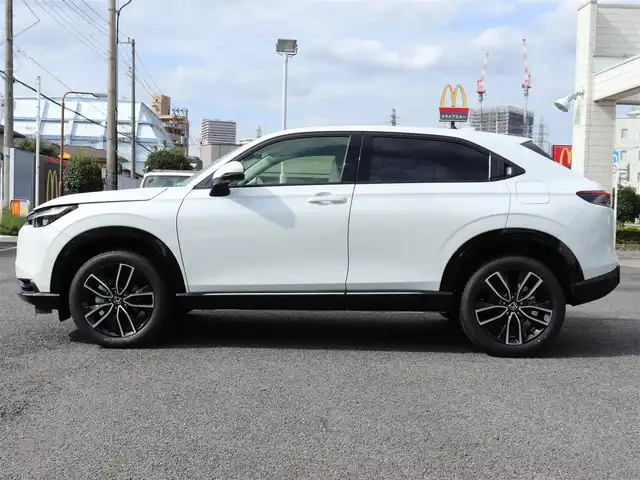 ホンダ ヴェゼル ハイブリッド e:HEV Z 神奈川県 2025(令7)年 0.1千km プラチナホワイトパール ワンオーナー/Honda SENSING/ブラインドスポットインフォメーション/アダプティブドライビングビーム(ADB)/後退出庫サポート/Honda CONNECTディスプレー＋ETC2.0車載器＋ワイヤレス充電器/運転席助手席シートヒーター/ハンズフリーアクセスパワーテールゲート(予約クローズ機能付)/LEDシーケンシャルターンシグナルランプ/マルチビューカメラシステム＋プレミアムオーディオ/18インチアルミホイール/コンビシート/本革巻きステアリング/保証書/取説、ナビ説/スペアスマートキー