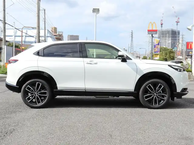 ホンダ ヴェゼル ハイブリッド e:HEV Z 神奈川県 2025(令7)年 0.1千km プラチナホワイトパール ワンオーナー/Honda SENSING/ブラインドスポットインフォメーション/アダプティブドライビングビーム(ADB)/後退出庫サポート/Honda CONNECTディスプレー＋ETC2.0車載器＋ワイヤレス充電器/運転席助手席シートヒーター/ハンズフリーアクセスパワーテールゲート(予約クローズ機能付)/LEDシーケンシャルターンシグナルランプ/マルチビューカメラシステム＋プレミアムオーディオ/18インチアルミホイール/コンビシート/本革巻きステアリング/保証書/取説、ナビ説/スペアスマートキー