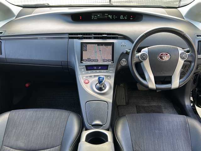 トヨタ プリウス G 広島県 2015(平27)年 7.4万km ブラック 禁煙/モデリスタエアロ/クルーズコントロール/純正８型ナビ（NSZA-X64T）/・フルセグ/CD/DVD/SD/SDREC/バックカメラ/革巻きステアリング/ステアリングスイッチ/オートライト/トノカバー/純正ドアバイザー/電動格納ウィンカーミラー/社外ドライブレコーダー（DC-DR412）/ETC/スマートキー/プッシュスタート/スペアキー/純正17インチアルミホイール