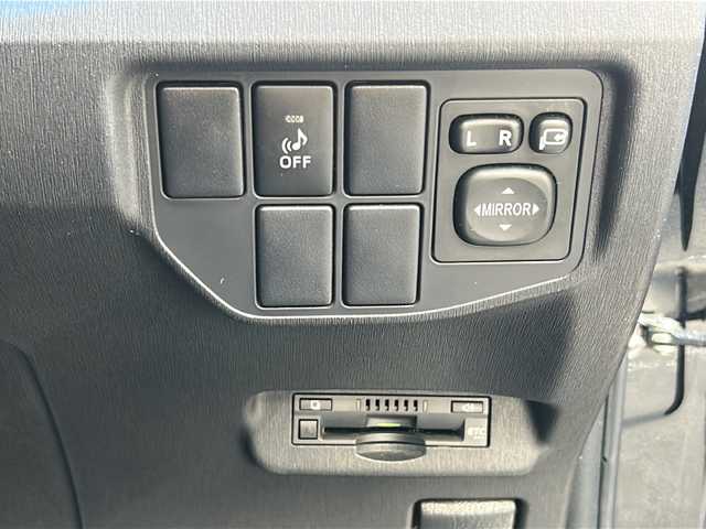 トヨタ プリウス G 広島県 2015(平27)年 7.4万km ブラック 禁煙/モデリスタエアロ/クルーズコントロール/純正８型ナビ（NSZA-X64T）/・フルセグ/CD/DVD/SD/SDREC/バックカメラ/革巻きステアリング/ステアリングスイッチ/オートライト/トノカバー/純正ドアバイザー/電動格納ウィンカーミラー/社外ドライブレコーダー（DC-DR412）/ETC/スマートキー/プッシュスタート/スペアキー/純正17インチアルミホイール