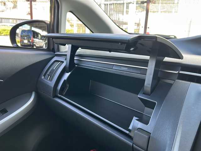 トヨタ プリウス G 広島県 2015(平27)年 7.4万km ブラック 禁煙/モデリスタエアロ/クルーズコントロール/純正８型ナビ（NSZA-X64T）/・フルセグ/CD/DVD/SD/SDREC/バックカメラ/革巻きステアリング/ステアリングスイッチ/オートライト/トノカバー/純正ドアバイザー/電動格納ウィンカーミラー/社外ドライブレコーダー（DC-DR412）/ETC/スマートキー/プッシュスタート/スペアキー/純正17インチアルミホイール