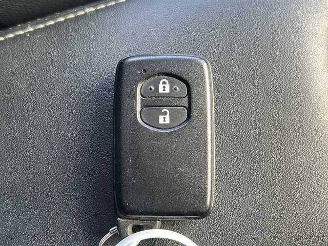 トヨタ プリウス G 広島県 2015(平27)年 7.4万km ブラック 禁煙/モデリスタエアロ/クルーズコントロール/純正８型ナビ（NSZA-X64T）/・フルセグ/CD/DVD/SD/SDREC/バックカメラ/革巻きステアリング/ステアリングスイッチ/オートライト/トノカバー/純正ドアバイザー/電動格納ウィンカーミラー/社外ドライブレコーダー（DC-DR412）/ETC/スマートキー/プッシュスタート/スペアキー/純正17インチアルミホイール