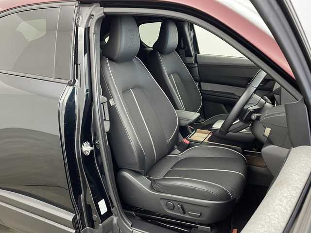 マツダ ＭＸ－３０ロータリーＥＶ エディションR 兵庫県 2023(令5)年 0.5万km 黒Ⅱ ・純正ナビ/Bluetooth/USB/HDMI/TV/・360°ビューモニター/・ビルトインETC/・車間維持制御/・速度標識警報/・ドライバーモニタリング/・前後側方接近車両検知/・車線逸脱警報システム/・ブラインドスポットモニタリング/・ディスタンス＆スピードアラート/・レーンキープアシストシステム/・スマートブレーキサポート/・スマートシティブレーキサポート/・緊急時車線維持支援/・パーキングセンサー/・ヘッドアップディスプレイ/・ハーフレザーシート/・運転席パワーシート/・前席シートヒーター/・革巻きステアリング/・パドルシフト/・ステアリングヒーター/・レーダークルーズコントロール/・アダプティブＬＥＤヘッドライト/・純正18インチアルミホイール